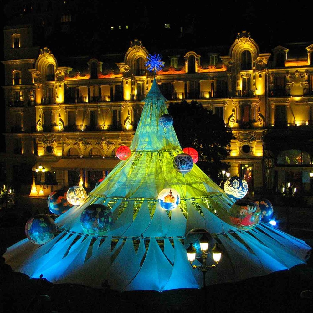 Décors événementiels extérieurs, structures scénographiques et installations lumineuses
